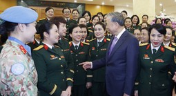 Phấn đấu mỗi cá nhân phụ nữ Quân đội là một gương sáng