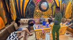 Thấy công an khi đang "bay lắc", 5 "dân chơi" trốn lên nóc nhà vệ sinh