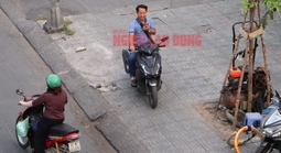 Trong 10 phút, hàng chục xe máy chạy ngược chiều, leo vỉa hè trên đường Quang Trung