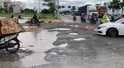 Đà Nẵng: Nút giao với đường ven biển chằng chịt ổ gà, đơn vị quản lý nói do mưa, bão gây ra