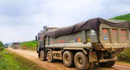 Tỉnh lộ ở Thanh Hóa oằn mình "cõng" xe tải trọng lớn