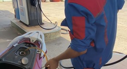 Khách bị rút lại xăng, dắt bộ do thanh toán chuyển khoản