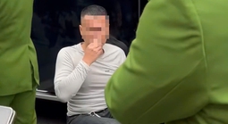 Tài xế có biểu hiện bất thường chui ra từ ô tô lật nghiêng trên đường phố