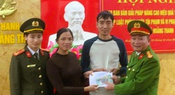 Bất ngờ nhận 100 triệu đồng từ tài khoản lạ, nữ giáo viên liền báo công an