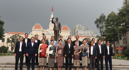 Đoàn tỉnh Hủa Phăn dâng hoa Tượng đài Chủ tịch Hồ Chí Minh