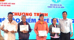 Tặng thẻ BHYT cho người nghèo để không ai bị bỏ lại phía sau