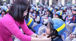 Thụy Điển trao 400 mũ bảo hiểm cho học sinh Hà Nội