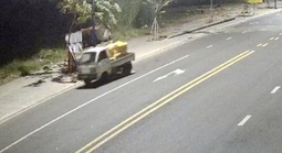 Rạng sáng, dùng xe tải lén chở rác đi đổ thì bị công an phát hiện