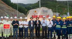 Phó Thủ tướng Hồ Quốc Dũng thăm, tặng quà người lao động dự án cao tốc Quảng Ngãi – Hoài Nhơn 