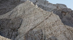 20.000 dấu chân quái vật bất ngờ hiện ra trong ảnh chụp vách núi