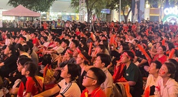 Biển người trên đường Lê Lợi tiếp lửa U22 Việt Nam