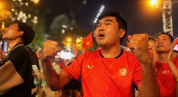 Khoảnh khắc vỡ òa của hàng ngàn cổ động viên sau bàn thắng ấn định ngôi vô địch SEA Games 33