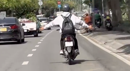Thêm thanh niên ở TPHCM buông 2 tay khi chạy xe máy