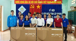 Đoàn thanh niên Báo Người Lao Động và TCL tặng trường học Khánh Hòa 50 tivi