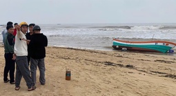 Tàu cá không người dạt vào bờ biển, để lại điện thoại