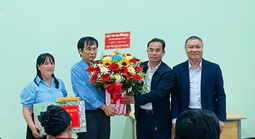 NHỮNG NGƯỜI VẼ LẠI ĐỜI MÌNH (*): Thầy giáo khiếm thị thắp sáng những mảnh đời