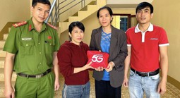 Vừa nhặt được túi tiền, người phụ nữ ở Quảng Ngãi lập tức tìm người đánh rơi
