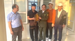 Thấy con vật bò lổm ngổm trong vườn, người dân liền gọi đường dây nóng trình báo