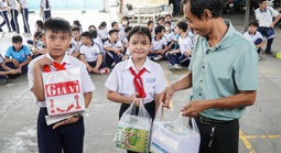 Những cuốn tập trắng yêu thương gửi đến Chương trình "Triệu tập vở cho học sinh vùng bị thiên tai"