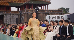 Quảng trường Ngọ môn "bùng nổ" với dàn người đẹp Miss Cosmo 2025