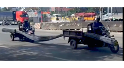 Hình ảnh gây ớn lạnh: 2 xe ba gác cùng chở 1 bó thép dài "đánh đu" trên đường