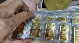 Cuối ngày 2-12, giá vàng đang giảm rất mạnh