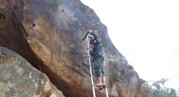 CLIP: Nổ mìn phá đá chắn đèo Khánh Lê