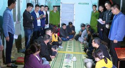 Cảnh sát đột kích bắt quả tang 15 người làm chuyện phi pháp tại nhà người phụ nữ