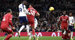 Tottenham nhận hai thẻ đỏ, thua sốc sân nhà trước Liverpool