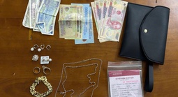 Người đàn ông ở TPHCM nhặt được chiếc ví chứa vàng