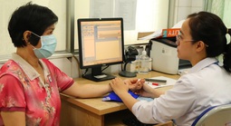 Người cao tuổi TPHCM vui mừng vì được khám bệnh, tặng thẻ BHYT