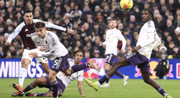 Man United gục ngã ở Villa Park, hụt hơi cuộc đua vô địch