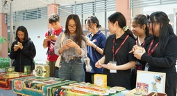 Gần 1.000 người tham gia ngày hội nghệ thuật “Hoa chào ngõ hạnh”