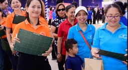 Nữ công nhân nhà máy được làm đẹp, tặng quà