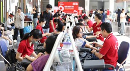 Nguồn máu dự trữ cứu người giảm, hàng trăm người tham gia hiến máu