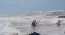 Huế: Livestream kêu gọi dân làng ra cứu nạn ngư dân bị lật thuyền