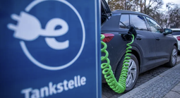 Xe xăng và hybrid "thoát án tử" tại châu Âu