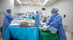 Xuyên đêm ghép gan cứu giảng viên suy gan cấp nguy kịch