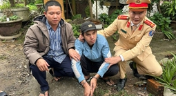 Bắt khẩn cấp tài xế xe đầu kéo vì giấu "thứ nguy hiểm" trong cabin