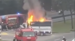 Thùng xe bốc cháy, tài xế xe tải chạy thẳng đến trụ sở cảnh sát nhờ giúp đỡ