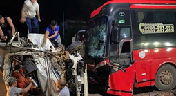 Xe khách tông xe tải, người dân cạy ca-bin cứu người