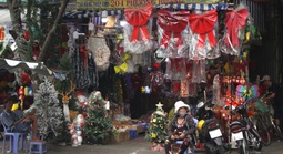 Tiểu thương rầu rĩ vì hàng trang trí Noel ế ẩm