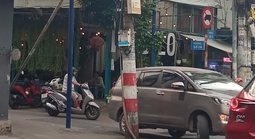 Trụ điện giữa đường