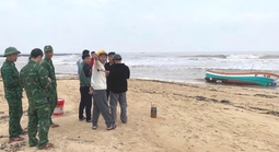 Tàu cá không người dạt vào bờ biển: Tìm thấy thi thể ngư dân mất tích