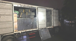 Phát hiện cả khoang thuốc lá ngoại trên ô tô biển số Hà Nội