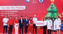 Prudential trao 2.600 phần quà Giáng sinh cho bệnh nhi tại TP HCM và Hà Nội