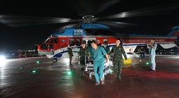Chuyến bay cấp cứu đặc biệt kéo dài 14 giờ của ê-kip bác sĩ từ đất liền