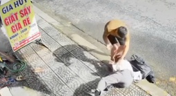 Một phụ nữ bị hành hung ngã gục giữa đường phố Đà Nẵng