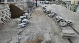 Vì sao vừa cải tạo với số tiền trăm tỉ đồng, đường đi bộ ven hồ đã bị đục nham nhở?