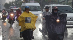 Chiều nay, mưa trái mùa trút xuống TPHCM, nguyên nhân do đâu?